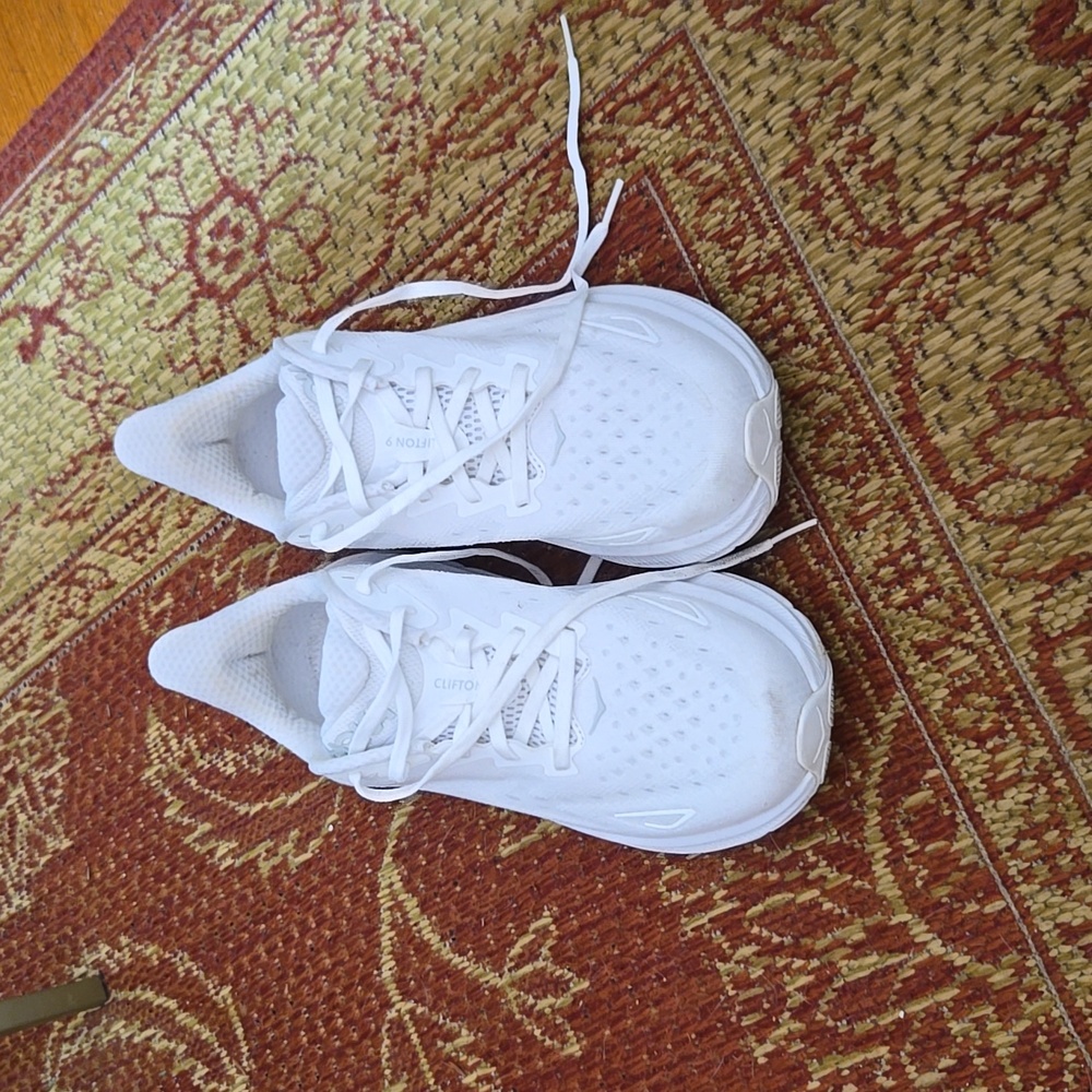 Hoka women's white Clifton 9 size 8.5D